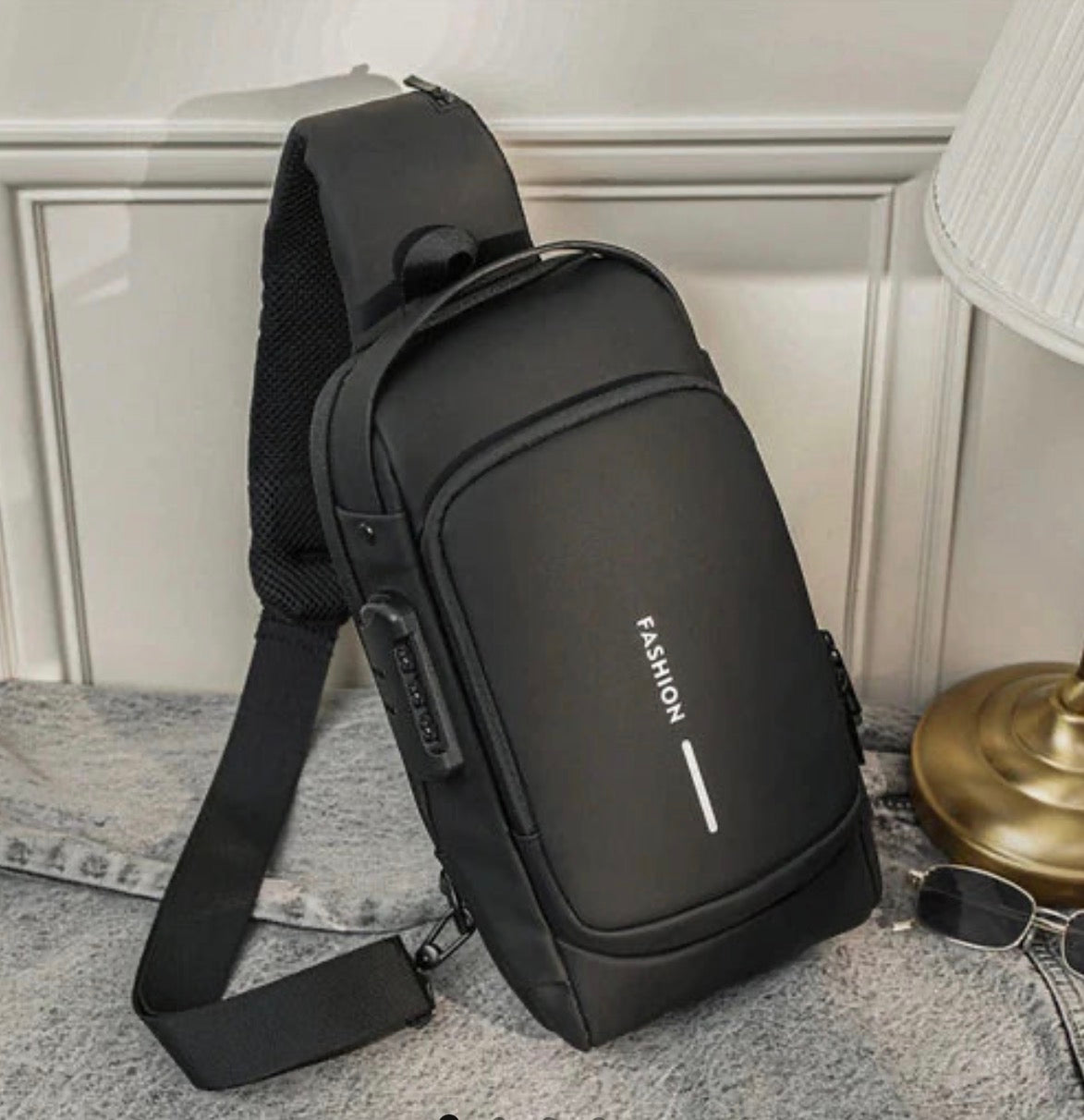 BOLSO IMPERMEABLE ANTIROBO CON PUERTO PARA CARGA