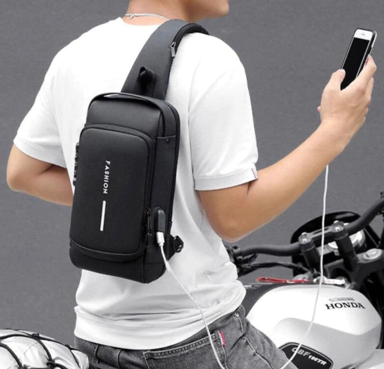 BOLSO IMPERMEABLE ANTIROBO CON PUERTO PARA CARGA