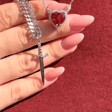 Collar corazón y espada